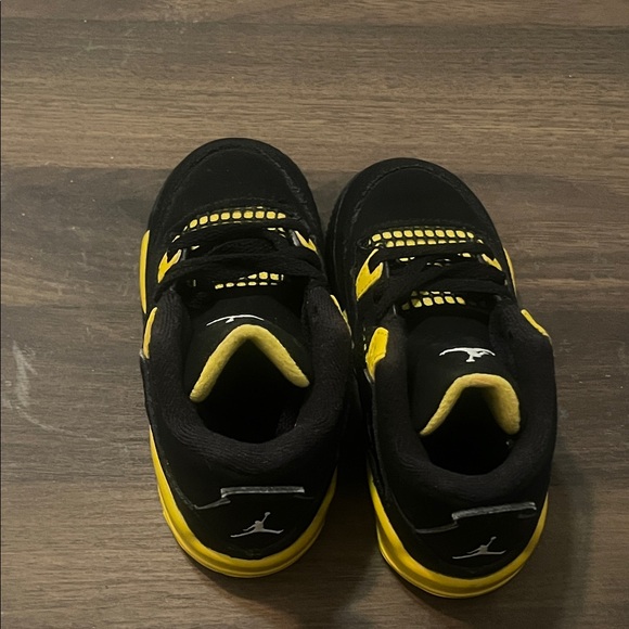 Kids Black and Yellow Jordan Spizikes - Picture 4 of 6